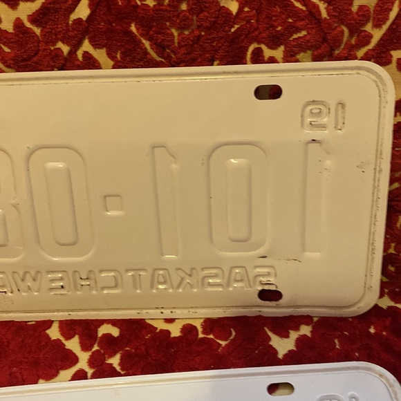 Vintage Rustic pair of 1968 Saskatchewan license Plates - Picture 11 of 13